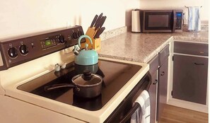 Refrigerador, microondas, horno y parrilla de estufa 