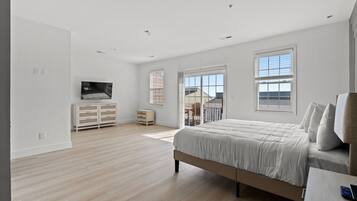 Luxury Townhome | 7 bedrooms, desk, free WiFi