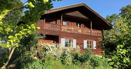 ehem. Künstlerhaus mit Garten in Seenähe