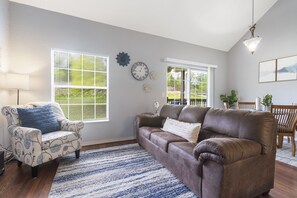 Apartment, Mehrere Betten, Balkon, Blick auf den Golfplatz | Wohnbereich | Fernseher