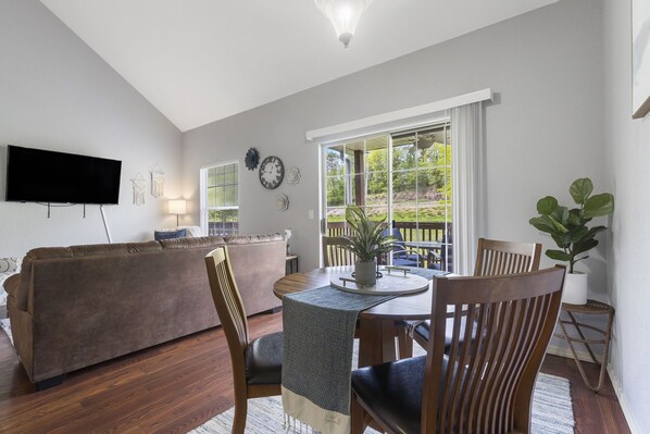 Apartment, Mehrere Betten, Balkon, Blick auf den Golfplatz | Speisen