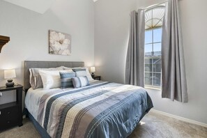 Apartment, Mehrere Betten, Balkon, Blick auf den Golfplatz | 2 Schlafzimmer, individuell dekoriert, individuell eingerichtet