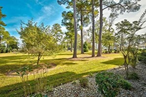 Property grounds - Quiet Myrtlewood Condo for 4 • Family Fun & Golf Nearby (Myrtle Beach)