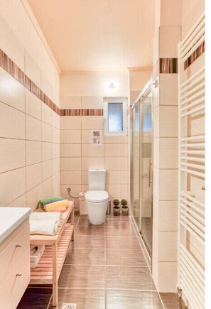 Shower, eco-friendly toiletries, hair dryer, towels