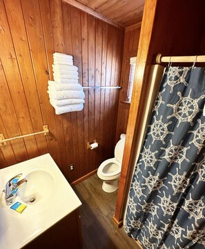 ห้องอีโคโนมีสตูดิโอสวีท | ห้องน้ำ | ผ้าเช็ดตัว, กระดาษชำระ