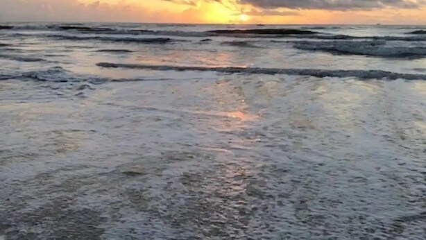 Platja amb onades i un capvespre.