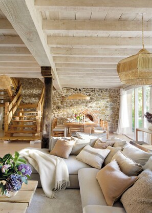 Una Smart TV, una chimenea