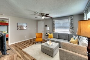 Living area - Newly renovated Bradenton bungalow (Bradenton)