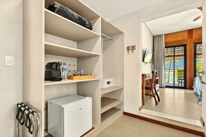 Minibar, in-room safe, free WiFi, bed sheets - Velas do Engenho Hotels and Events (Ilhabela)