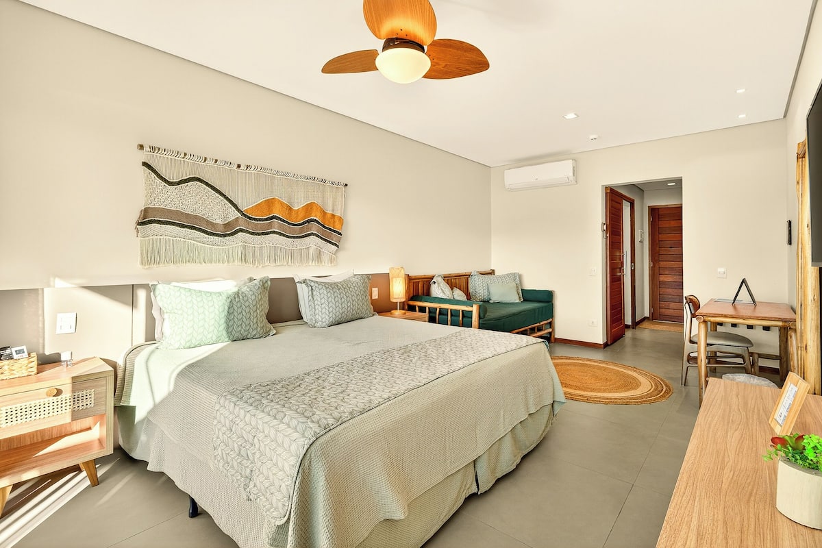 Superior-værelse til 3 personer - havudsigt | Minibar, pengeskab på værelset, gratis Wi-Fi, sengetøj