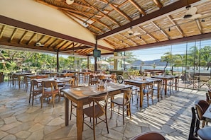 Breakfast, lunch and dinner served - Velas do Engenho Hotels and Events (Ilhabela)