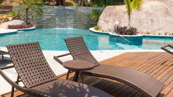 Piscine extérieure, parasols de plage, chaises longues