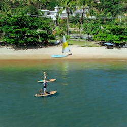 En la playa, kayak