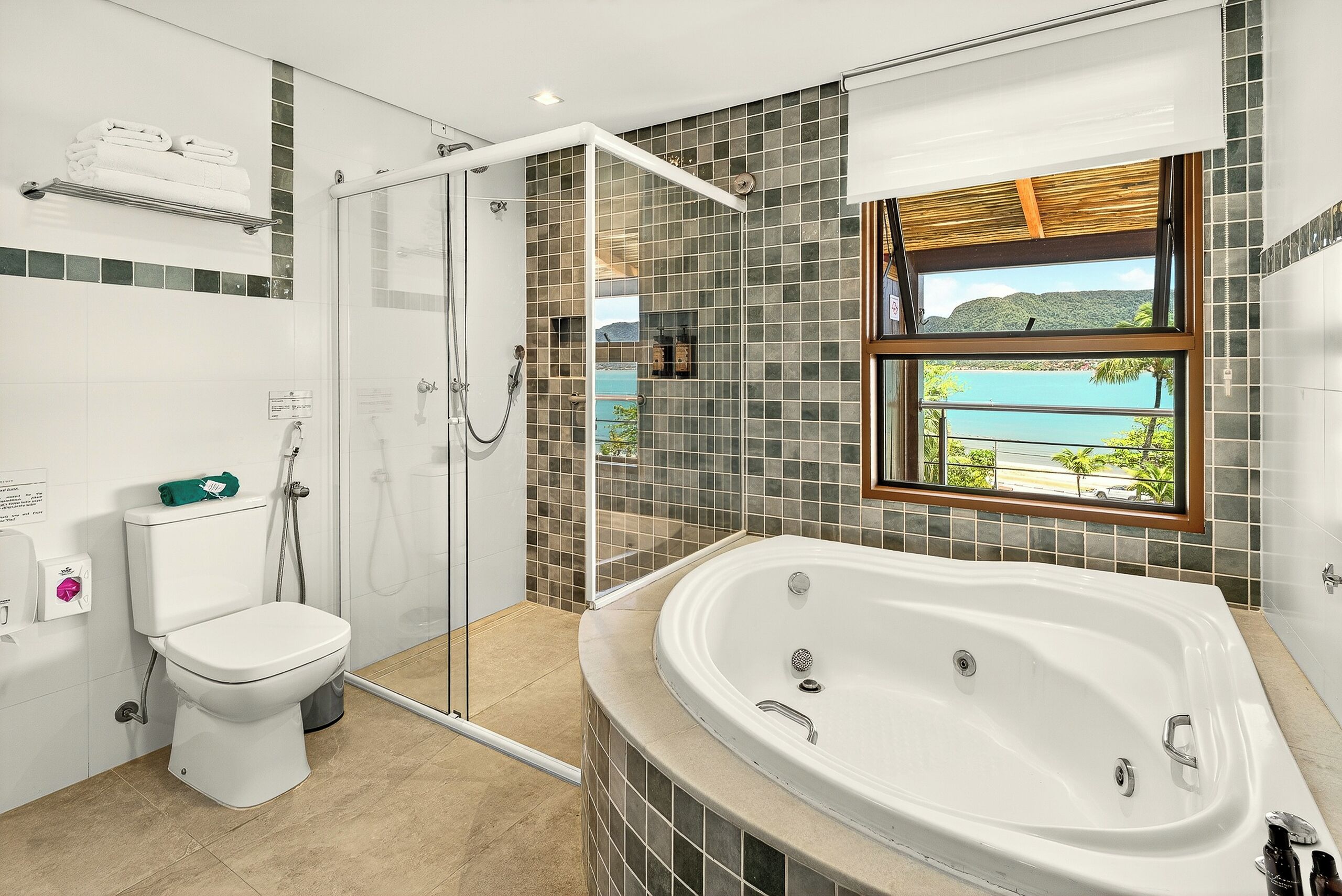 Minibar, caja fuerte, wifi gratis y ropa de cama