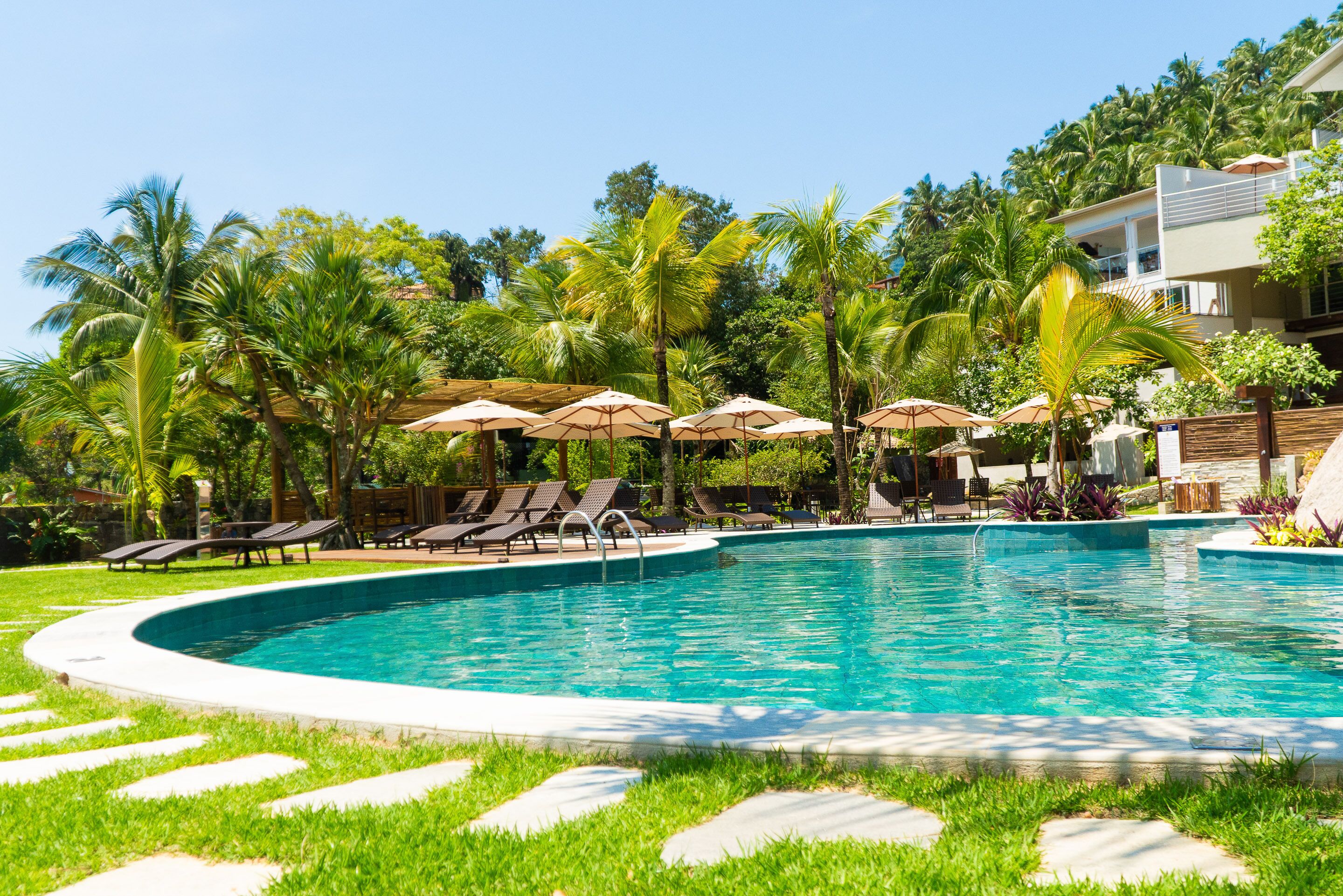 حمّام سباحة خارجي، مظلات على حمّام السباحة، مقاعد للتشمس