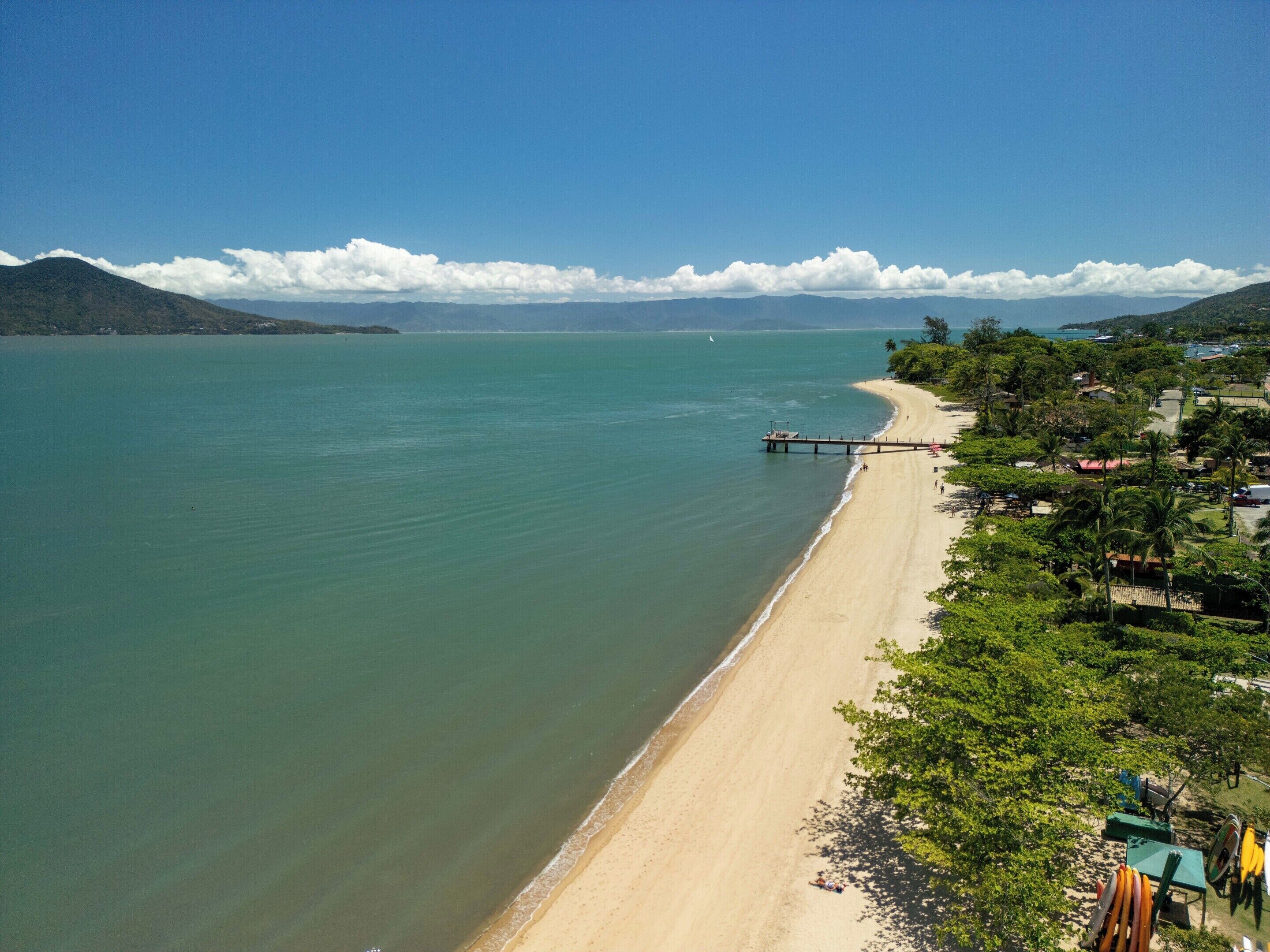 En la playa, kayak
