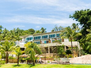 Alberca al aire libre, sombrillas en la alberca y camastros 