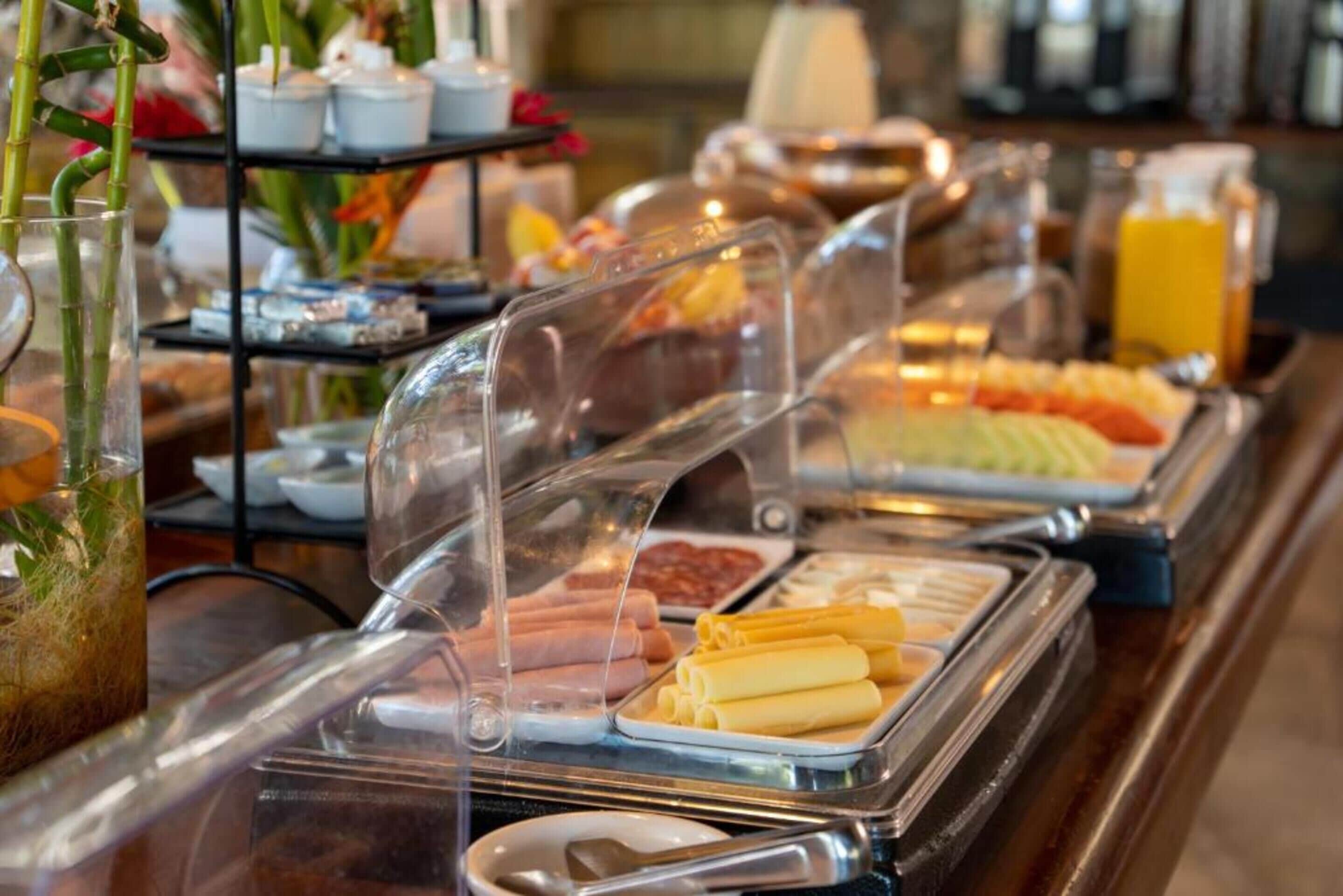 Um buffet com diversos alimentos e acompanhamentos.
