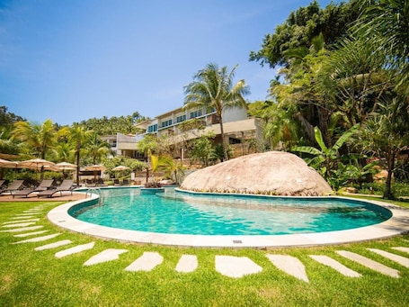 Outdoor pool, pool umbrellas, pool loungers. Velas do Engenho Hotels and Events