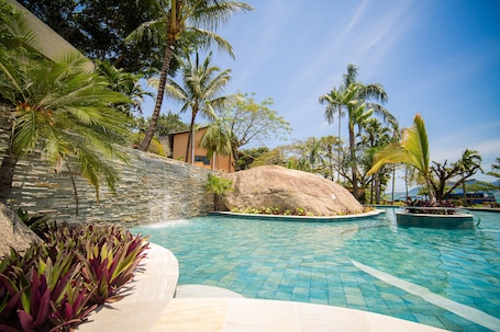 Outdoor pool, pool umbrellas, sun loungers