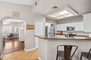 Fridge, microwave, oven, stovetop - Mini Resort! Come enjoy the cool blue colors and ocean ๐ style feel of our home (El Paso)