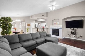 Smart TV, fireplace - Mini Resort! Come enjoy the cool blue colors and ocean ๐ style feel of our home (El Paso)