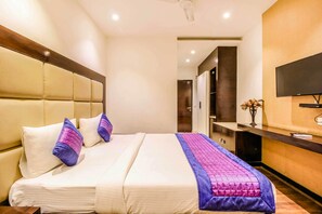 Deluxe Room | 1 bedroom, individually decorated, desk, free WiFi - Loomstay Hotel Grand (New Delhi)