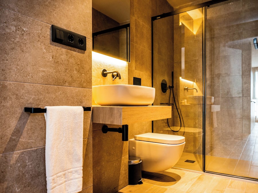 Standard Apartment | Bathroom | Shower, hair dryer, towels