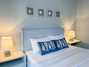 4 bedrooms, desk, iron/ironing board, free WiFi - Seaside Splendor! Rooftop Views, 3 Minute Walk to Beach (Carolina Beach)