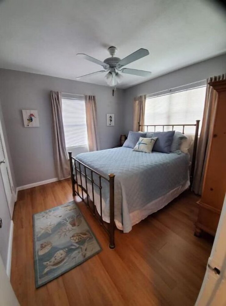 Pet friendly home with huge yard , close to beach Nokomis Vrbo