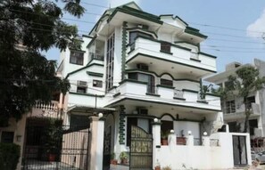 Front of property - Loomstay Pink DLF-1 (Gurugram)