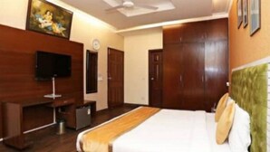 Luxury Room | 1 bedroom, in-room safe, desk, laptop workspace - Loomstay Pink DLF-1 (Gurugram)
