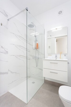 Sèche-cheveux, serviettes fournies