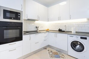 Micro-ondes, four, plaque de cuisson, cafetière/bouilloire