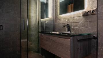 Standaard appartement | Badkamer | Een douche, handdoeken