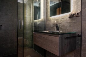 Standard Apartment | Bathroom | Shower, towels