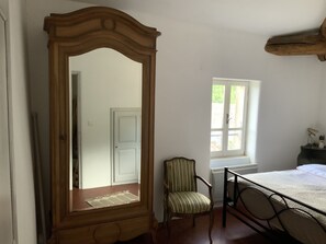 2 bedrooms, iron/ironing board, Internet, bed sheets