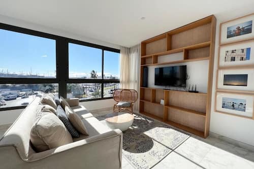 Standaard appartement, 2 slaapkamers | Woonruimte | Een 42-inch flatscreentelevisie met kabelzenders en televisie