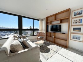 Apartamento estándar, 2 habitaciones | Zona de estar | Televisión de pantalla plana de 42 pulgadas con canales por cable