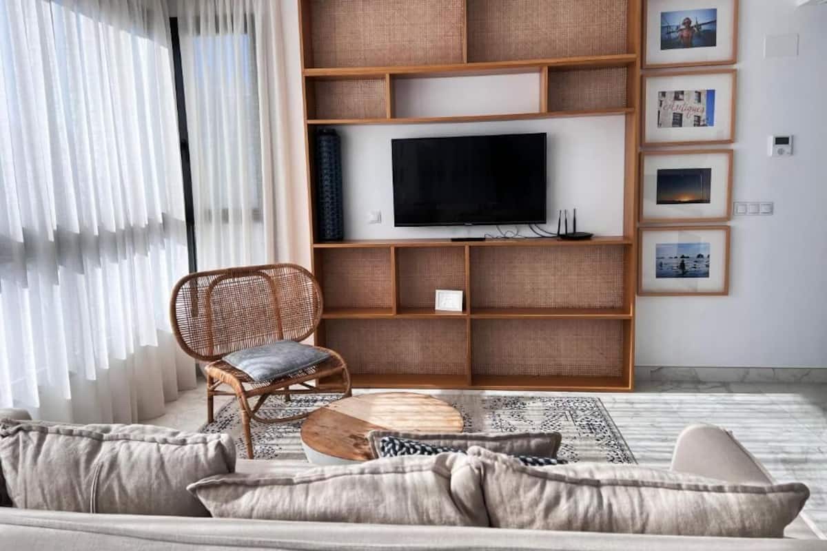 Departamento estándar, 1 habitación | Área de sala de estar | Televisión de pantalla plana de 42 pulgadas con canales por cable