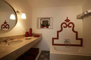 A bathroom with two sinks, a large mirror, and a decorative wall piece. - Rabbit House (Azerveira)