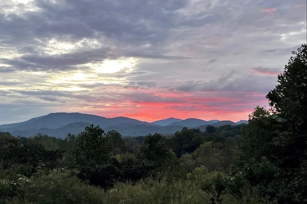 Quiet First Floor Condo with Mountain Views ~ Five Minutes from GSMNP!