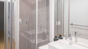 Appartement, 1 slaapkamer, niet-roken | Badkamer | Een douche, een haardroger, handdoeken, toiletpapier