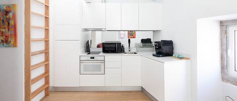 Apartamento, 2 quartos | Cozinha privada | Geladeira, micro-ondas, fogão, máquina de café expresso