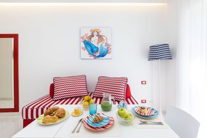 Dining - Modern apartment with bathtub in the center (Sorrento)