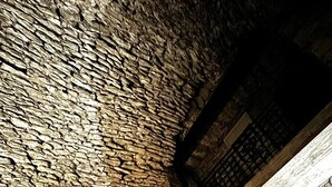 A stone-walled interior with a candle-lit table and a glass of red wine. - Ballindooley Castle 10 minutes to Galway City (Galway)
