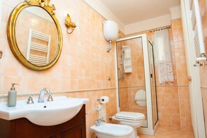 A bathroom with a sink, toilet, bidet, and shower. - San Pasquale 62 Apartment (NAPOLI)