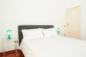 2 bedrooms, in-room safe, desk, iron/ironing board