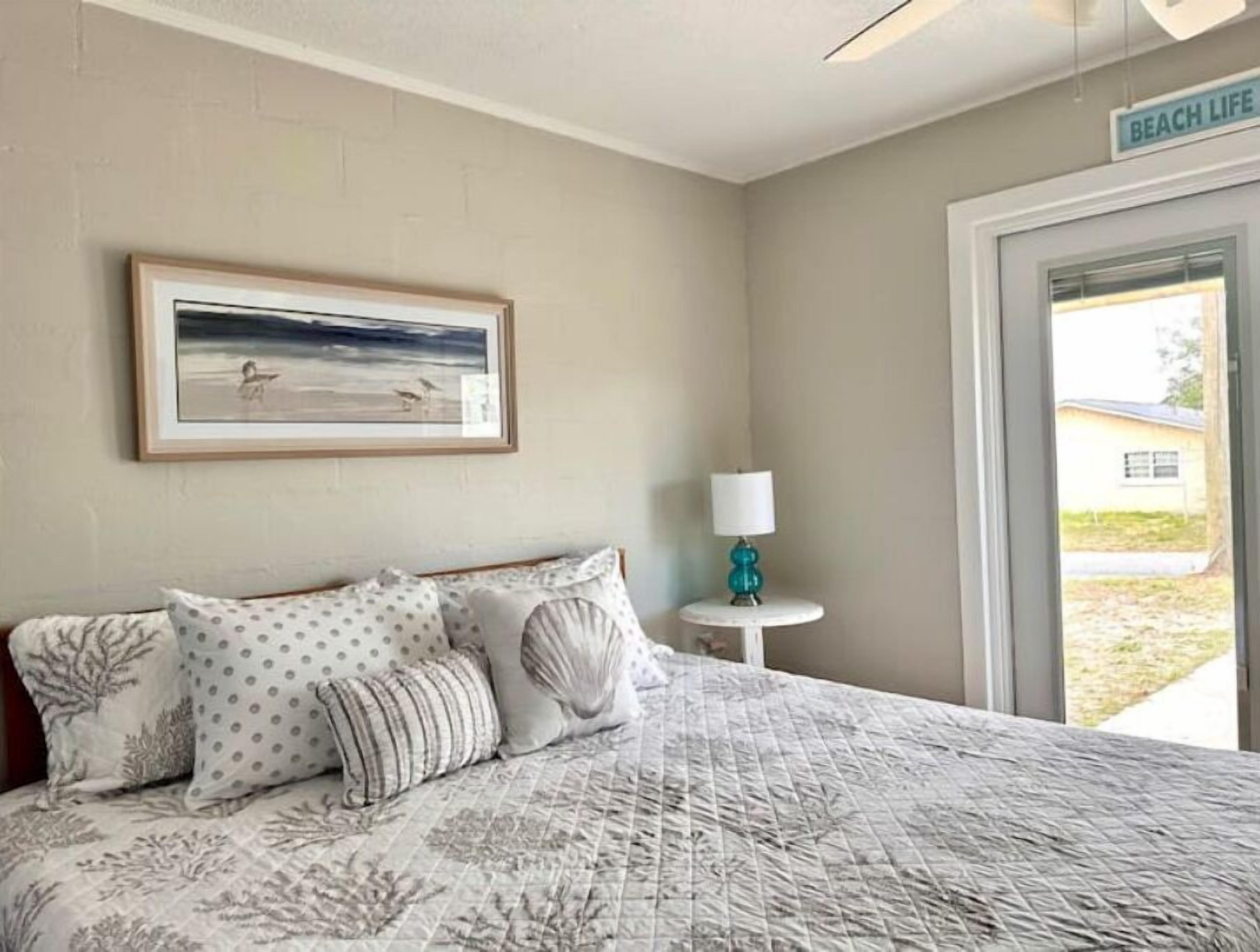 Pet Friendly, 5 min. Walk to beach