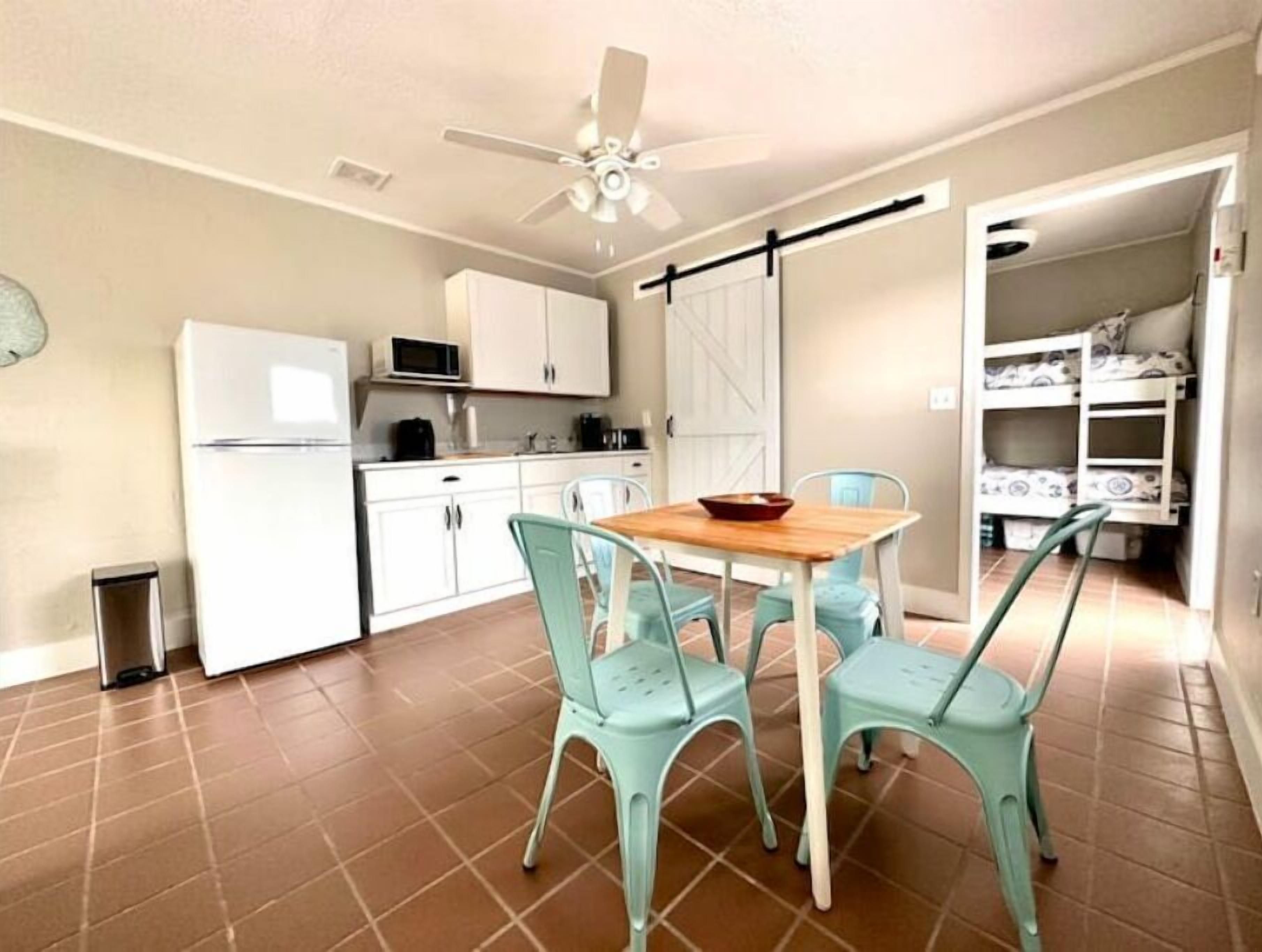 Pet Friendly, 5 min. Walk to beach